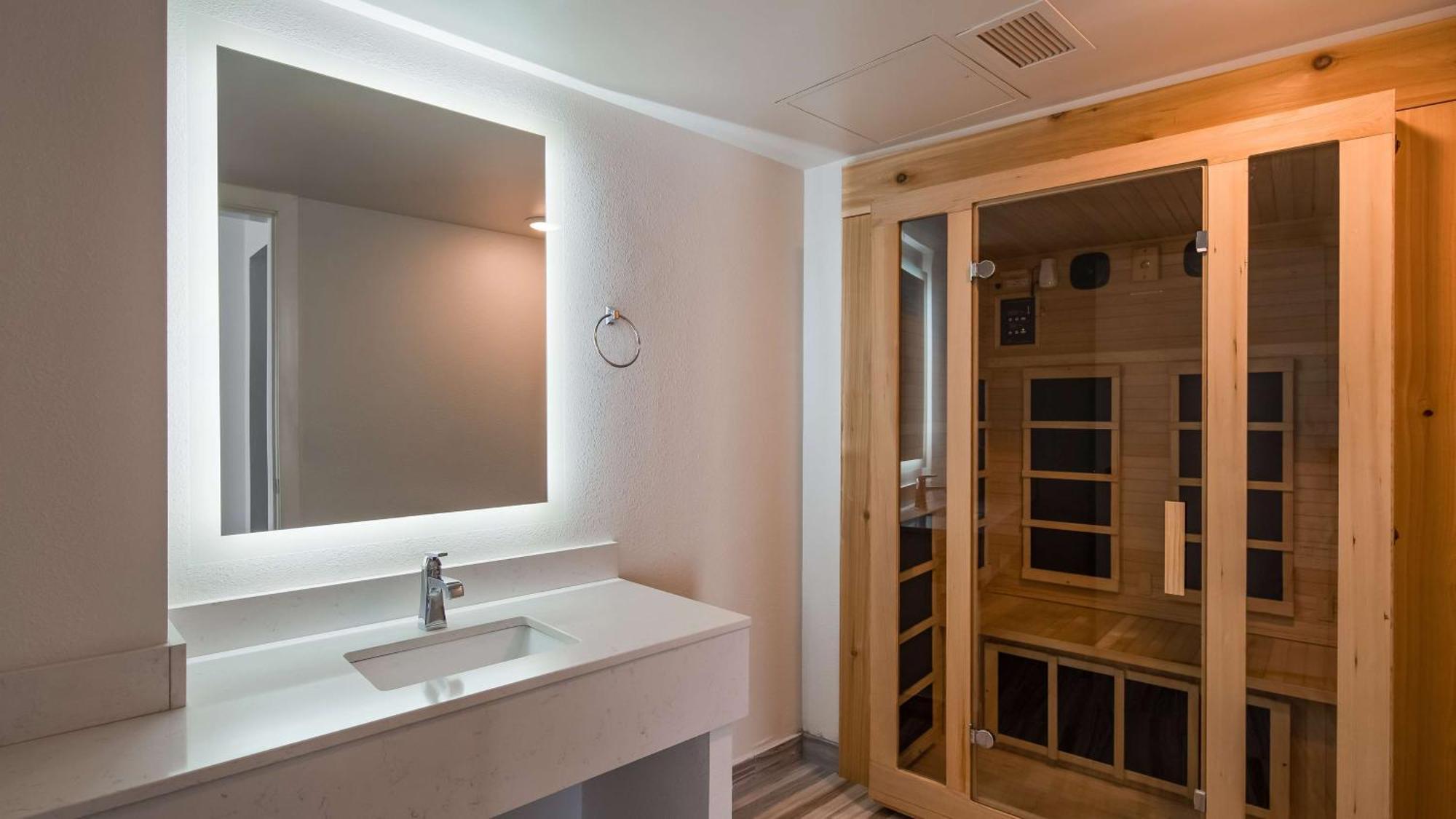 Best Western Plus Wausau Tower Inn Экстерьер фото